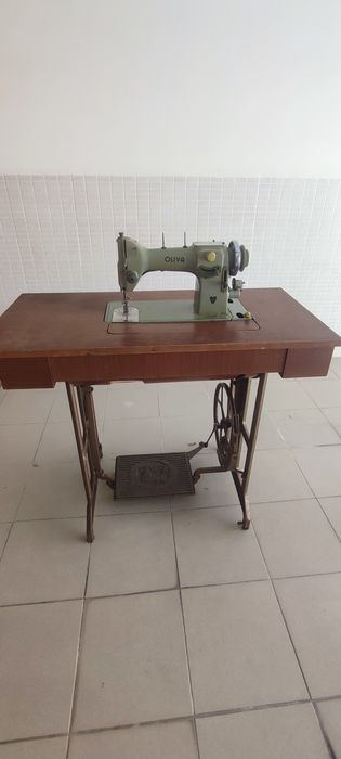Máquina de costura OLIVA de 1967