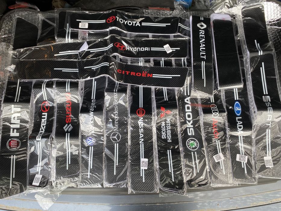 Карбонові наклейки на пороги, захист порогів, плівка карбон захисні