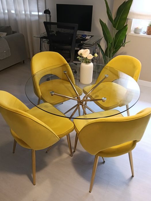 Mesa vidro diâmetro 110 cms + 4 cadeiras veludo  em perfeito estado .