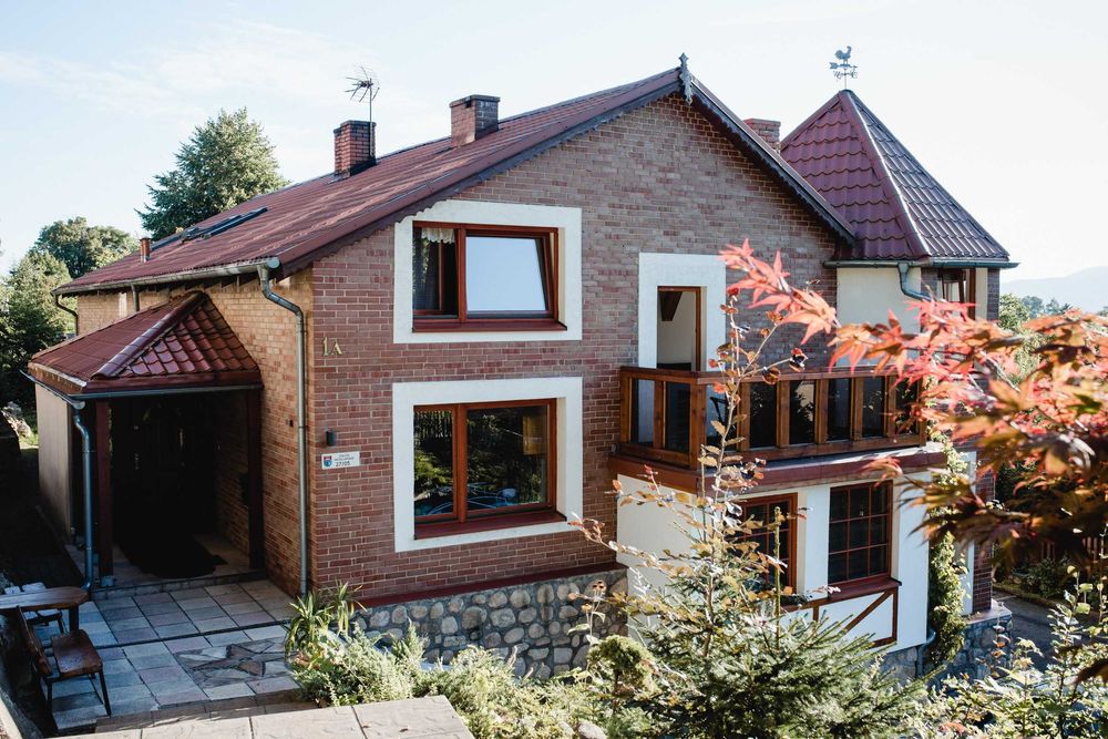 Pokoje z łazienkami i widokiem na góry w centrum Karpacza