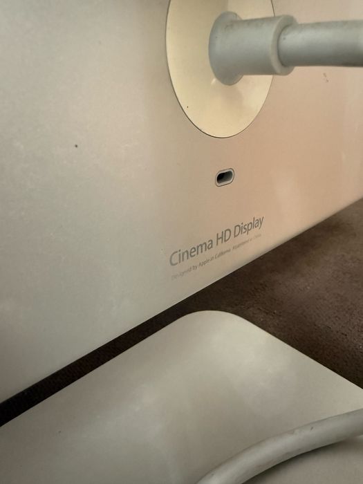 Apple cinema display 23