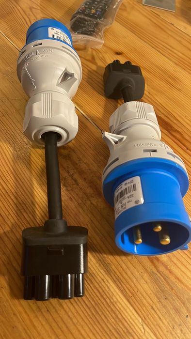 Переходник Tesla 12А-32А синяя красная вилка