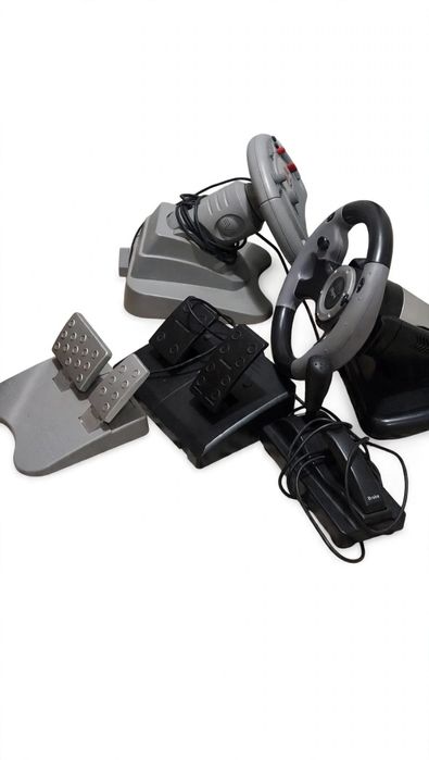 Lote 2 volantesPS2 / PC COM PEDAIS-70€ -o pc e a ps2 NÃO ESTÃO INCLUÍDOS