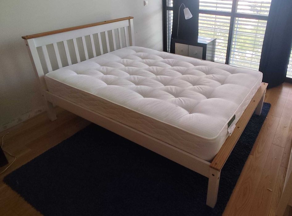 Cama com mesinhas e colchão