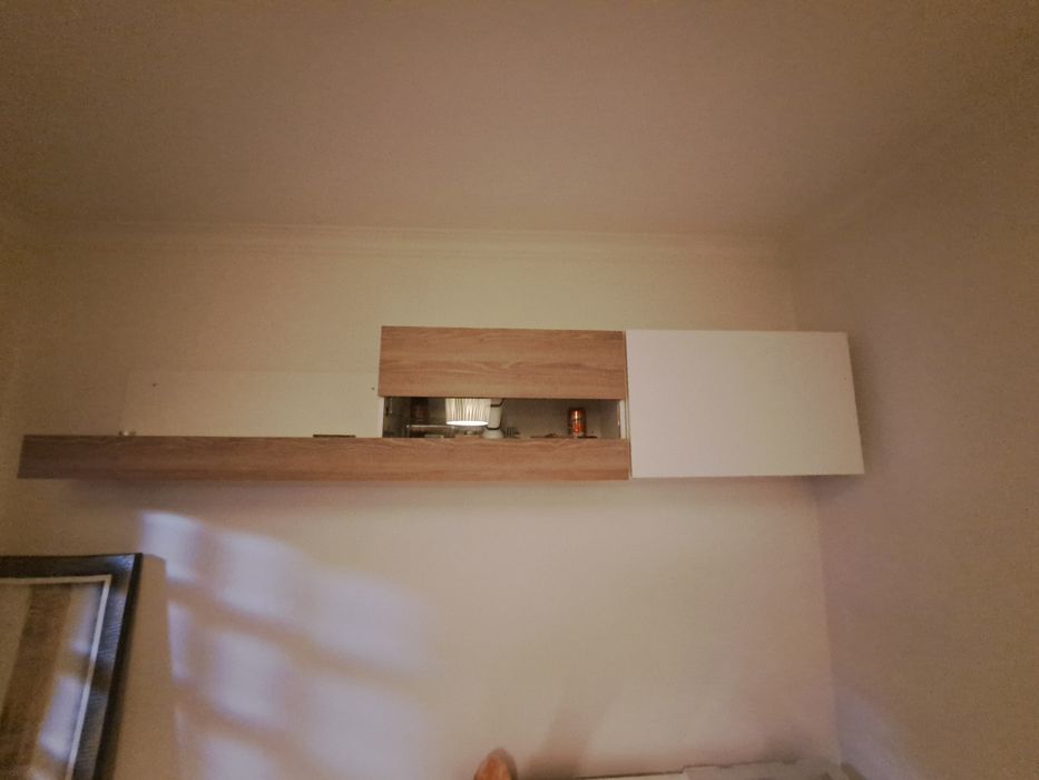 Estante de sala branca e madeira