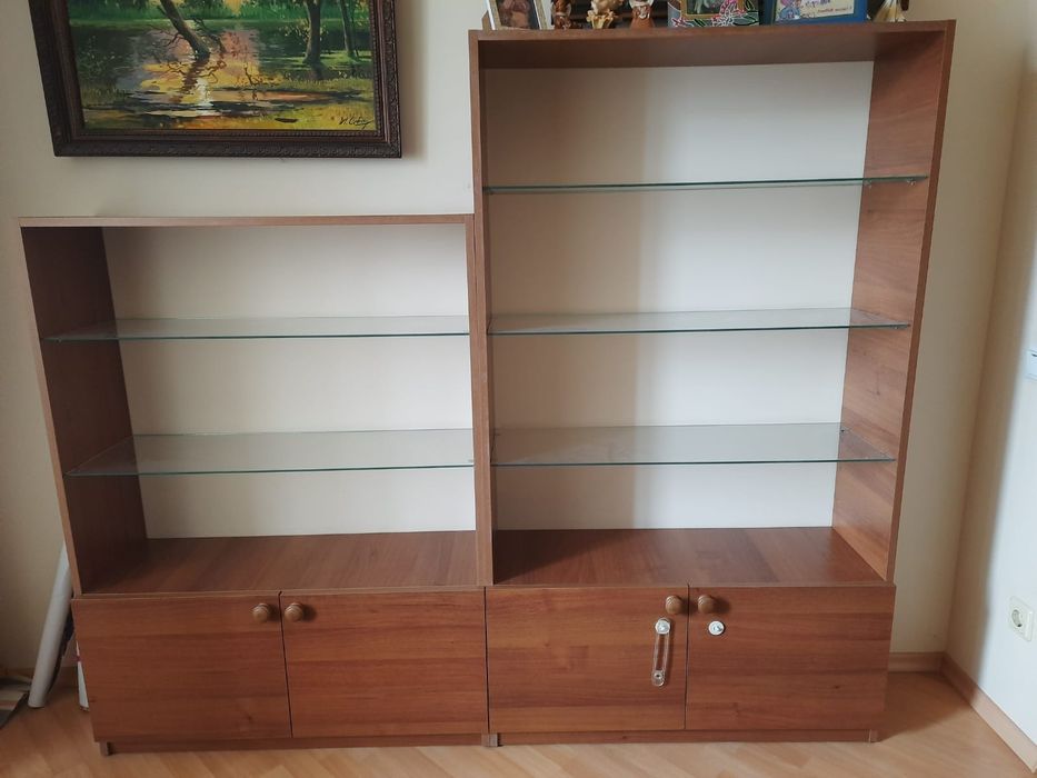 Стелаж з скляними полицями