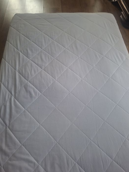 Sprzedam materac sprężynow z pokrowcem.