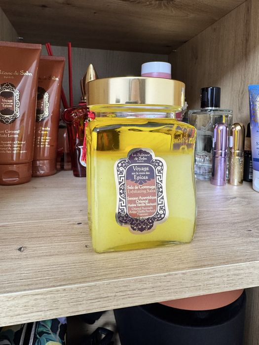 La Sultane de Saba Exfoliating Salts c ароматом аюрведичної амбри, ванілі та пачулі.