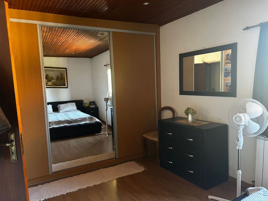 Moradia T2 mobilada com quintal e garagem