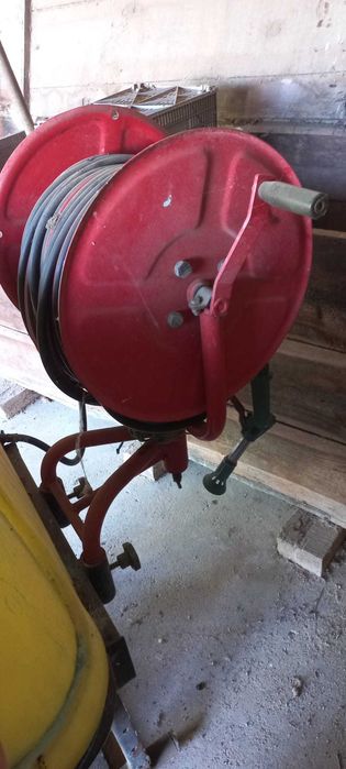 Vendo pulverizador da marca Tomix (300l) com enrolador e pistola