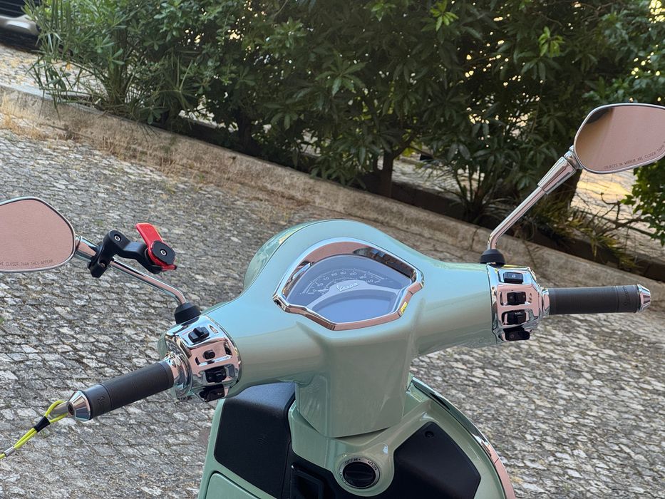 2025 Vespa GTS 125 praticamente nova