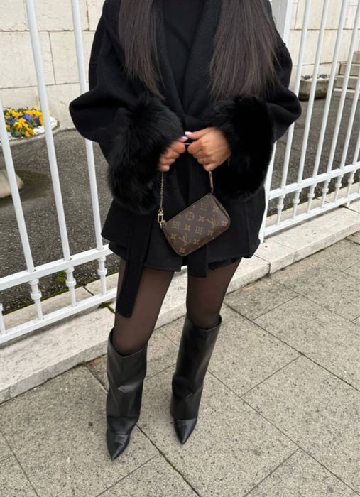 Пальто з хутряними манжетами