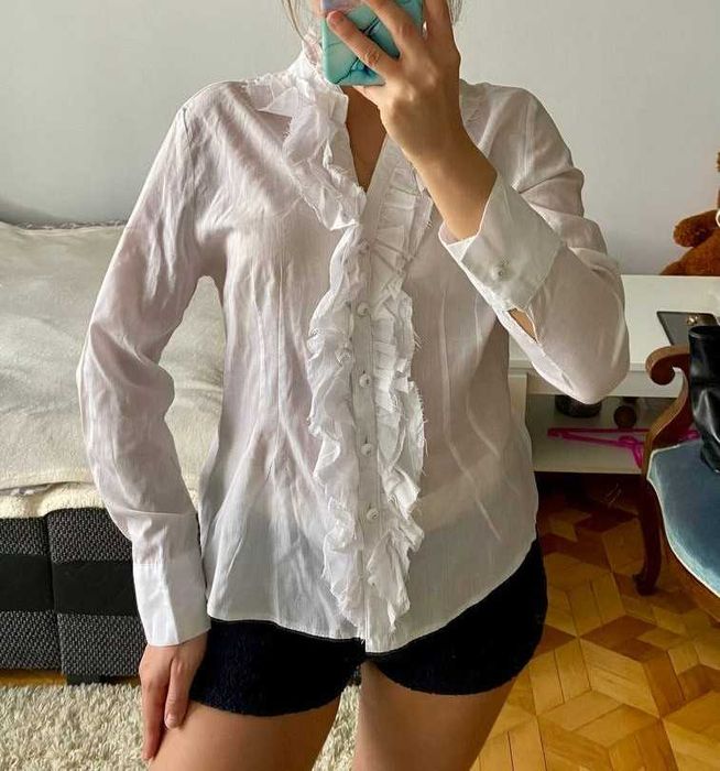 Biała koszula z żabotem