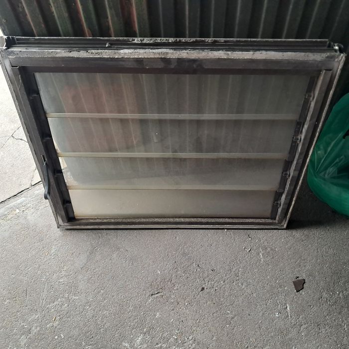 Janela de respiro e grade