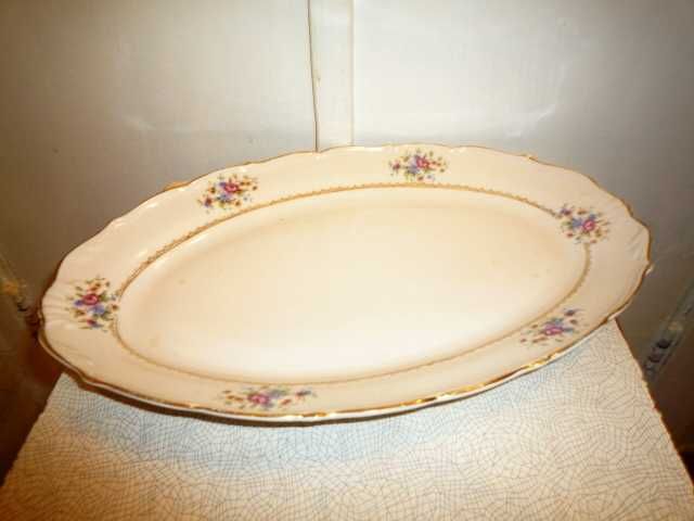 Блюдо.Размер 37*24 см в очень хорошем состоянии. 
СССР
1950–нач 1960