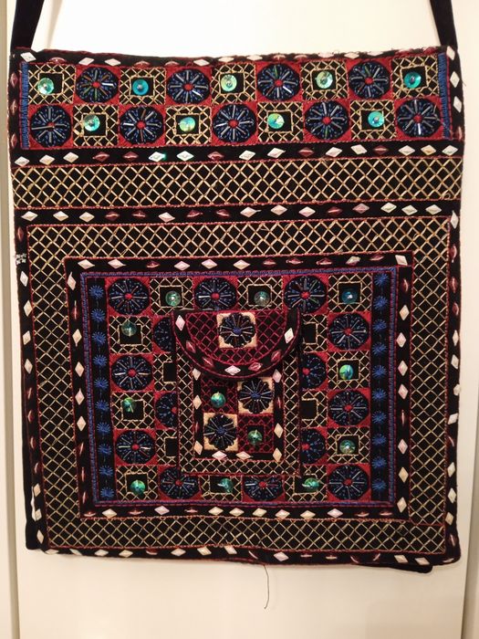 Mala tiracolo preta estampada