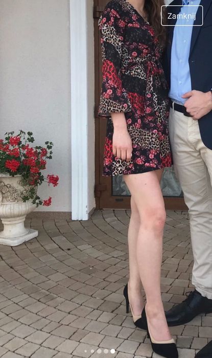 piękna sukienka z czerwonymi wstawkami