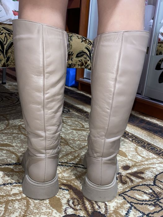 Жіночі сапожки бежеві шкіряні