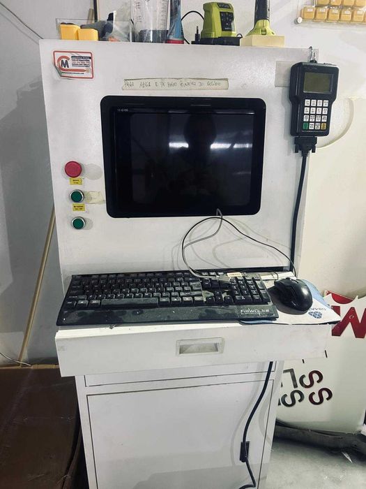 Fresadora cnc 3 eixos para cortar rígidos.