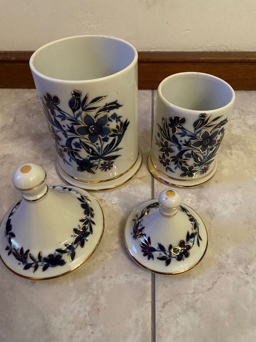 Two decorative items442324630928762882