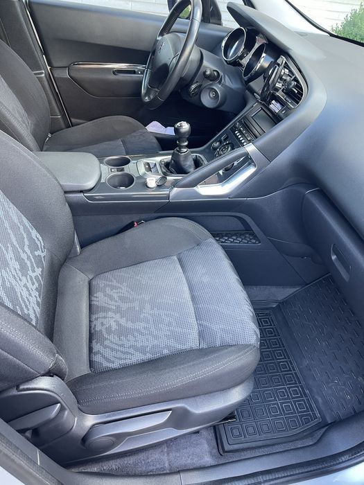 Автомобіль Пежо 3008