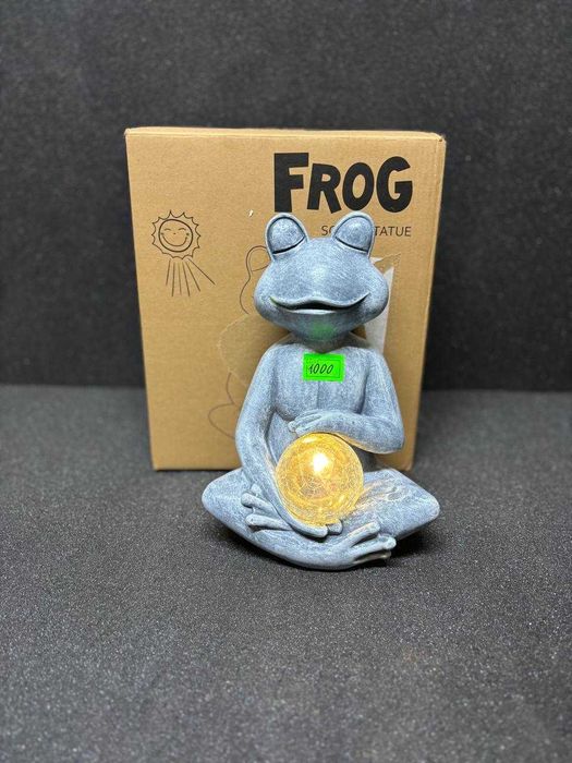 Статуя медитуючої жаби