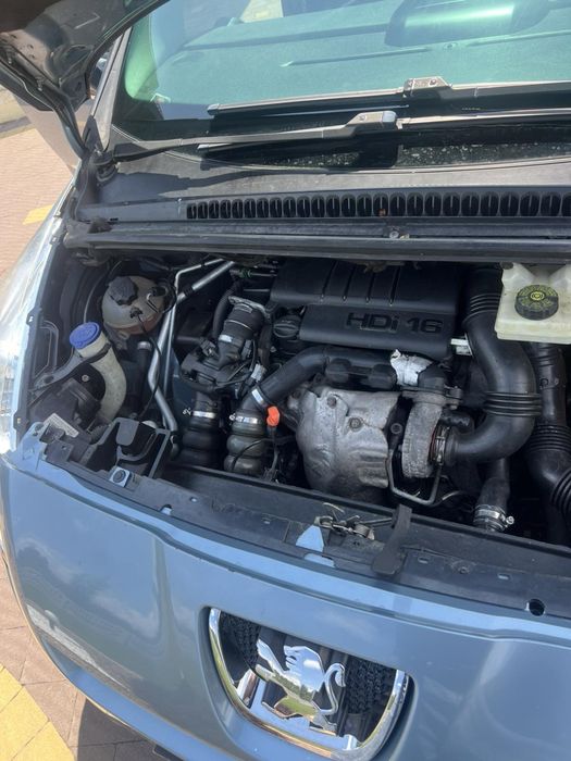 Peugeout 5008.