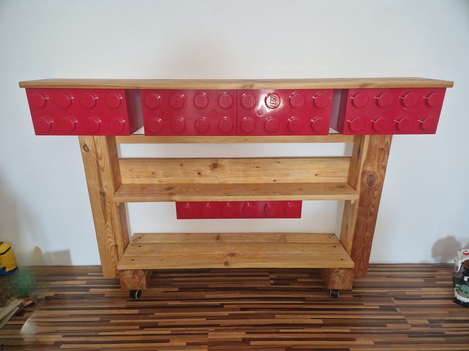 Drewniana konsola LEGO na kółkach
