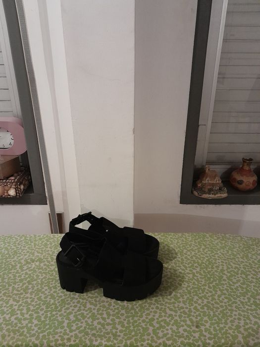 Vendo Sandálias de Senhora BERSHKA muito bonitas como novas