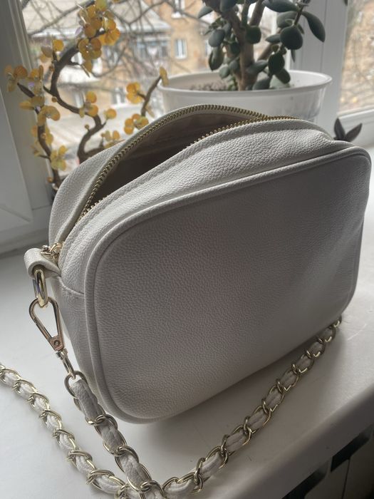 Кросбоді біла Gucci Soho Bag з тисненним логотипом GG