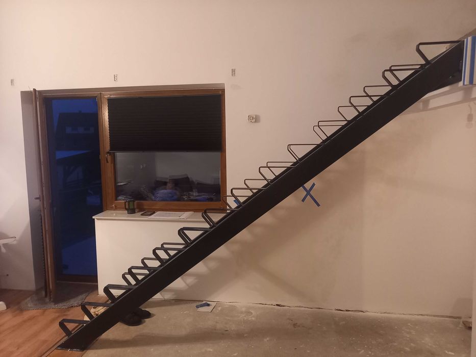 Schody metalowe-stelarz malowany proszkowo