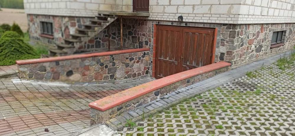 Dom jednorodzinny z budynkami garażowo magazynowymi