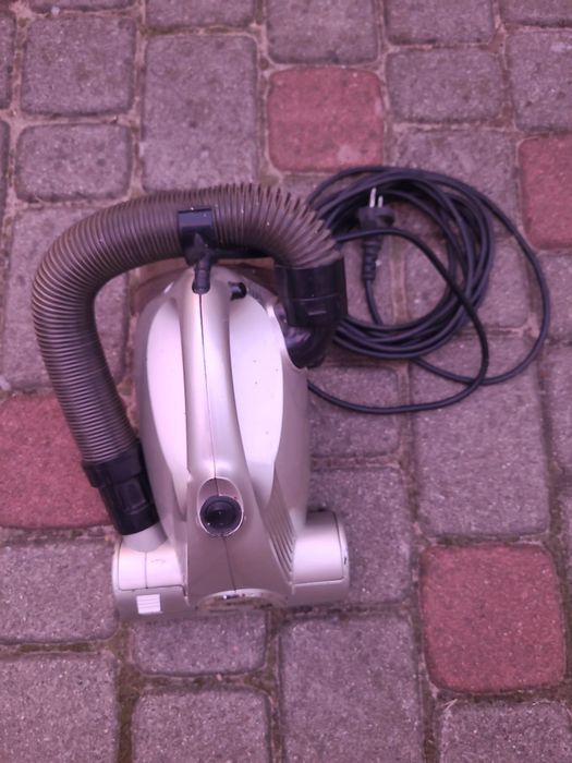 Mały odkurzacz EIC Cyclopower 1000 z rolką
