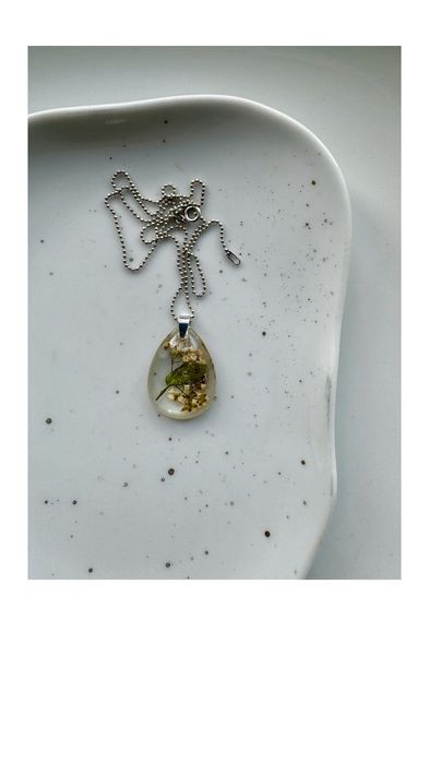 Zawieszka „brindille fleurie” biżuteria handmade żywica srebro