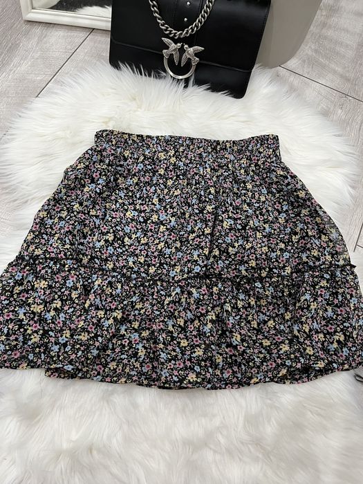 Czarna spódniczka w kwiatki