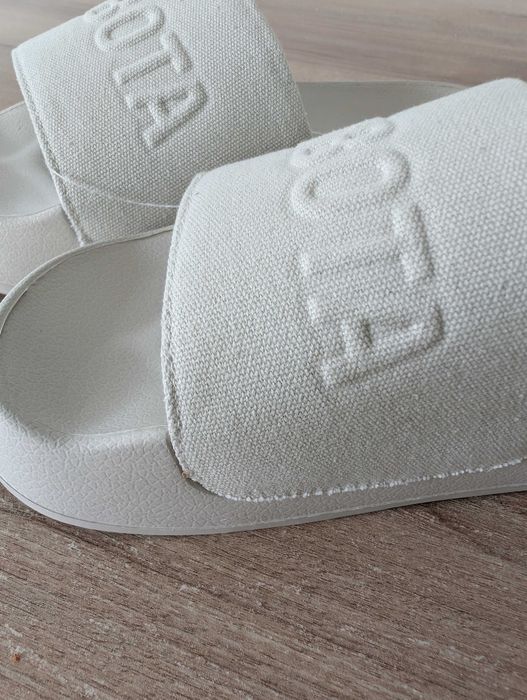Klapki na platformie Kubota, chłodny beż