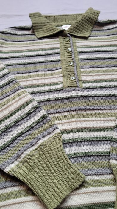 Sweter w paski w kolorach zieleni