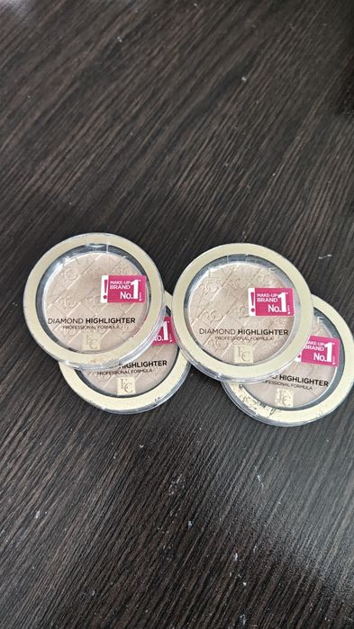 Eveline Cosmetics Feel The Glow (Diamond Highlighter / Rozświetlacz do twarzy)