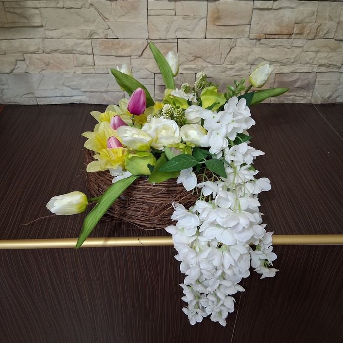 Kompozycja stroik okolicznościowy nagrobny w okrągłym koszyku