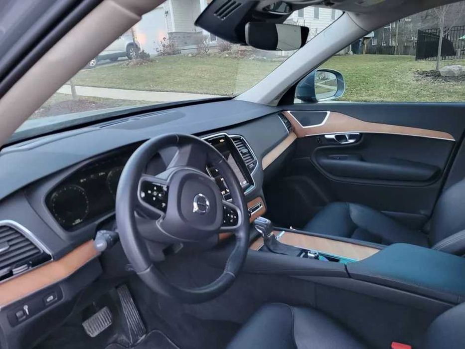 2022 Volvo XC90 T6 AWD Momentum