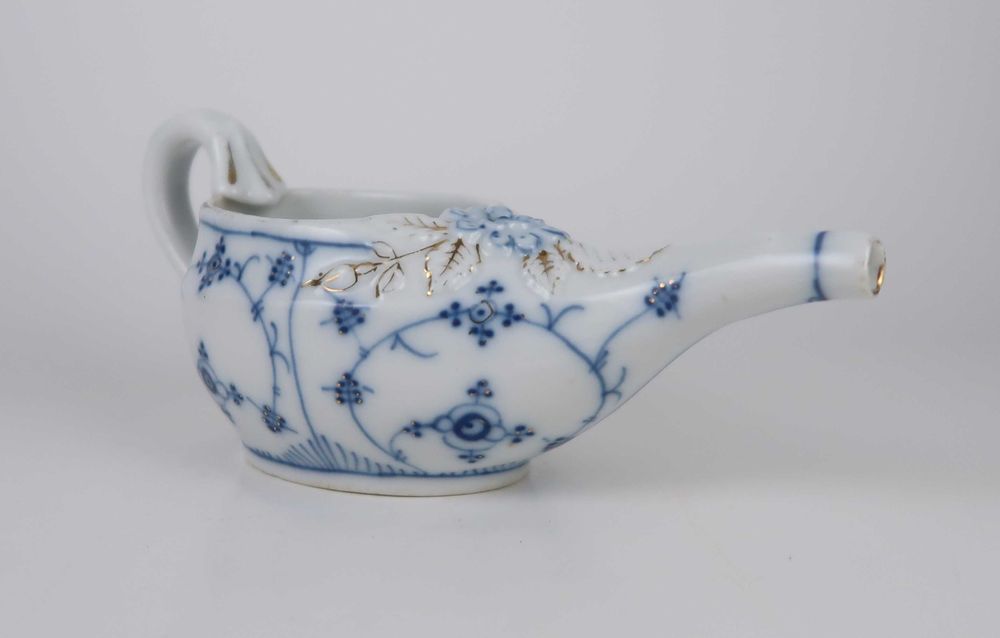 Antigo bule de acamados em porcelana