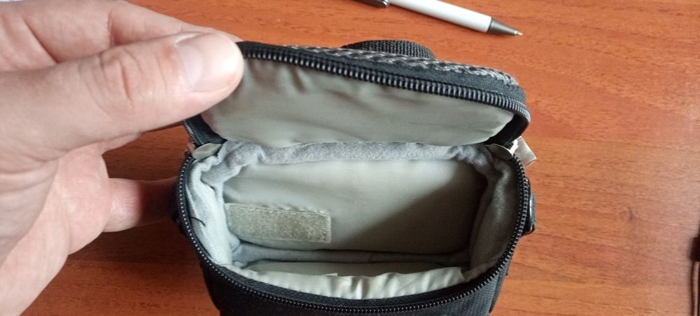 Небольшой кофр с двумя отделами для фотоаппарата.