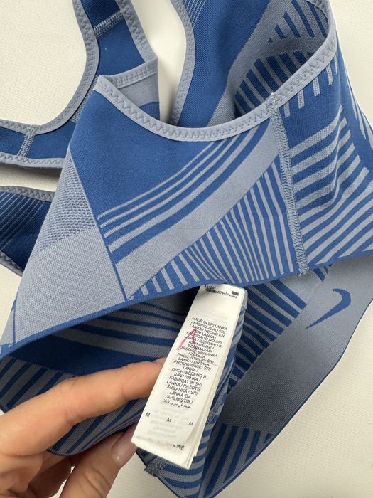 Спортивний топ Nike