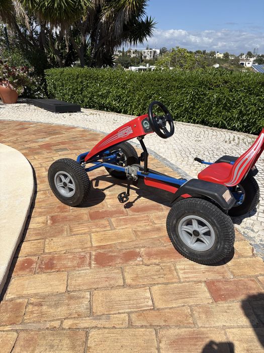 Carro com pedais Berg