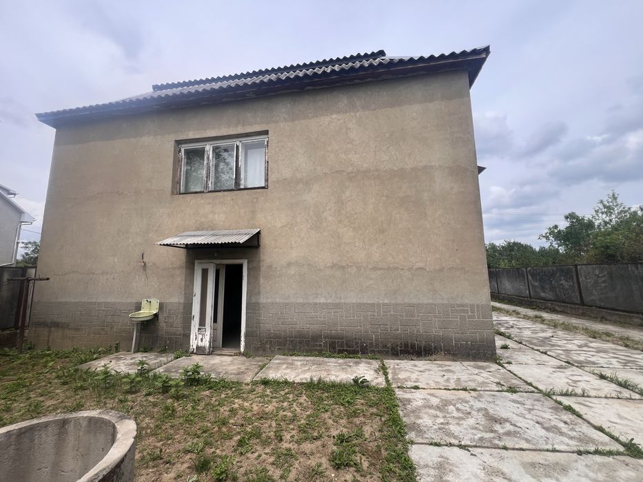 Продаж цегляного будинку в м.Берегове, 186 кв.м , 10 соток ділянки.