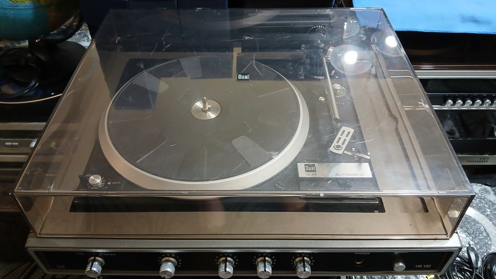 Gramofon DUAL 1234 model HS 132 z wbudowanym wzmacniaczem.