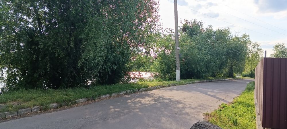 Приватизована земельна ділянка.з приміщенням для магазину.