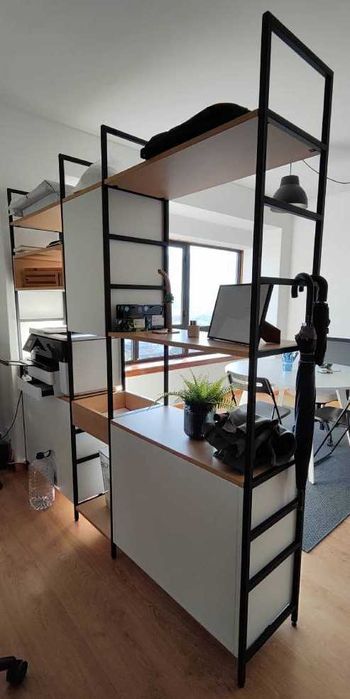 Estante com prateleiras e módulos de armário