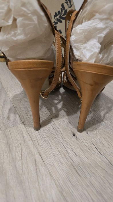 Sandalias em pele marca ruika