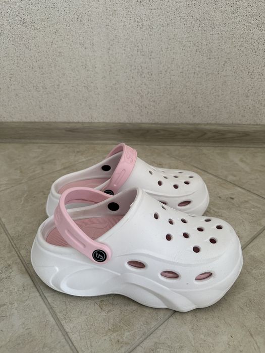 Crocs білі на танкетці шльопанці